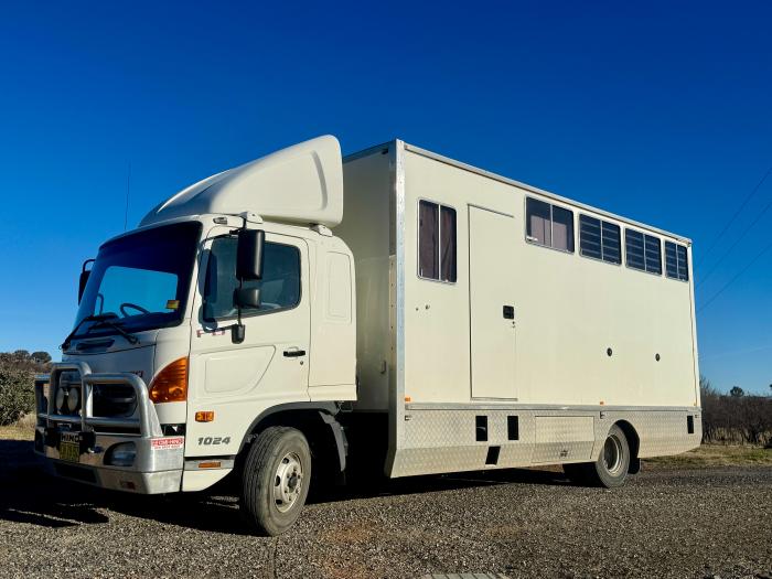 Hino 500 FD - 3 Horse Truck - 52,750km